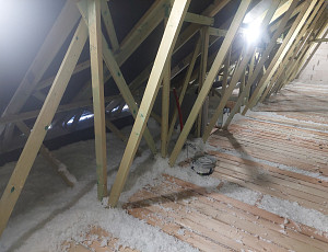 Zateplení stropu novostavby rodinného domu pomocí foukané izolace